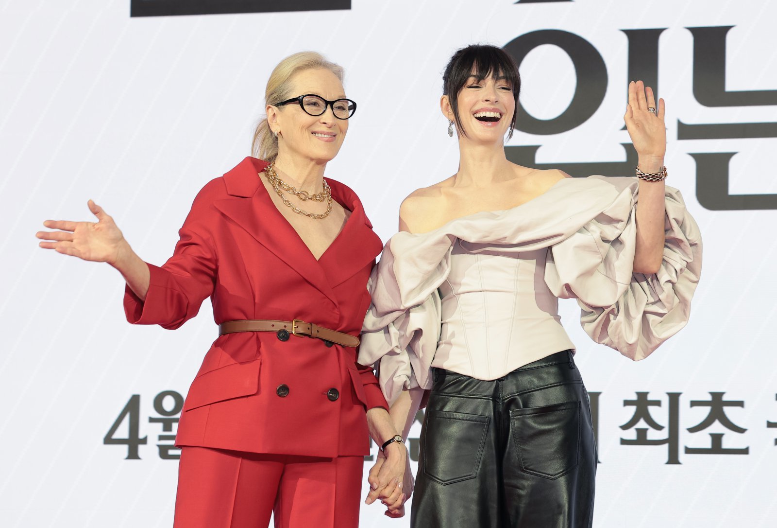 배우 메릴 스트립과 앤 헤서웨이(오른쪽)가 8일 서울 종로구 포시즌스 호텔 서울에서 열린 영화 ‘악마는 프라다를 입는다 2’(감독 데이빗 프랭클) 내한 기자간담회에서 포즈를 취하고 있다. ‘악마는 프라다를 입는다 2’는 전설적인 패션 매거진 런웨이의 편집장 미란다(메릴 스트립 분)와 20년 만에 기획 에디터로 돌아온 앤디(앤 해서웨이 분)가 럭셔리 브랜드의 임원이 된 에밀리(에밀리 블런트 분)와 재회하고, 완전히 달라진 미디어 환경 속에서 다시 한 번 패션계의 주도권을 잡기 위해 모든 커리어를 거는 이야기다. 2026.4.8 ⓒ 뉴스1