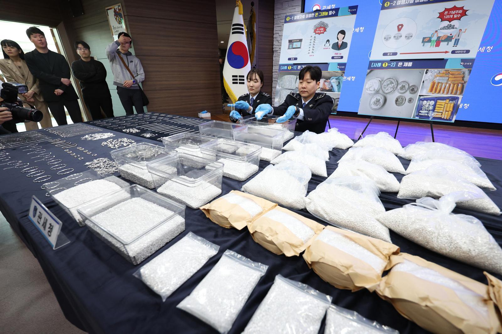 관세청 관계자가 8일 인천 중구 인천공항세관 수출입통관청사 대회의실에서 적발된 은 밀수품을 공개하고 있다.  관세청은 지난 3월 인천공항에서 은 그래뉼(입자 형태)을 5kg 단위로 소포장해 여행용 가방 등에 은닉한 후 인천공항에 1회 입국 시 20kg씩 밀수하는 수법으로 30회에 걸쳐 총 567kg(시가 34억 원)을 국내로 밀수한 일당 9명을 검거했다.  1~3월 은 밀수 적발은 14건 45억6100만원에 이르며, 작년 전체 적발액의 2.7배다. 2026.04.08. 인천=뉴시스