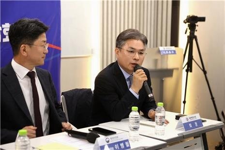 행정안전부 이병철 참여혁신국장(왼쪽), 행정사회 윤승규 회장. 대한행정사회 제공