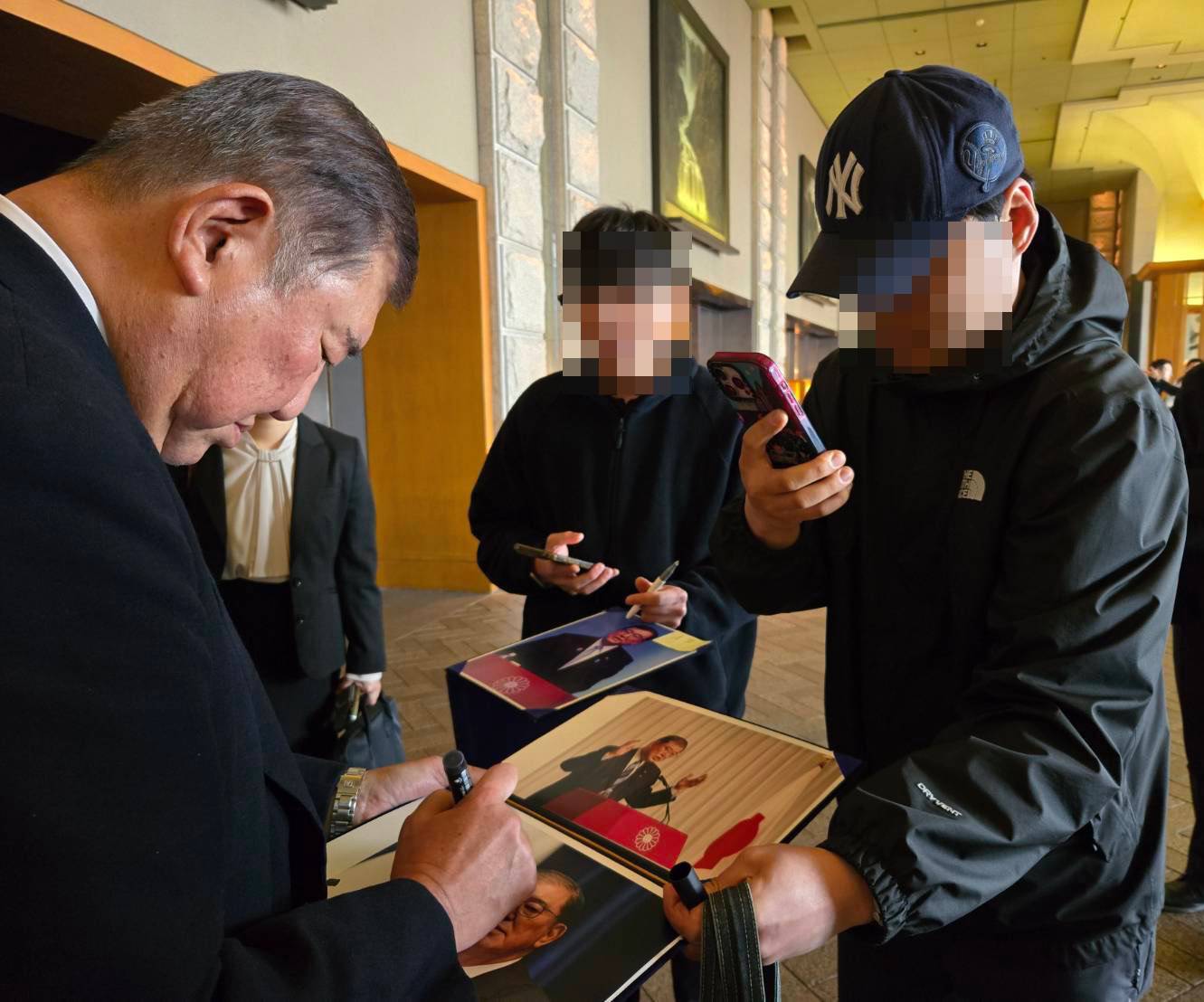우리나라 청년이 가져온 사진첩에 사인하는 이시바 시게루 전 일본 총리. X