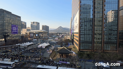 갤럭시 S26 울트라로 촬영한 방탄소년단(BTS) 공연장 설치 모습. 동아일보사옥 옥상에서 공연장까지 거리는 500m가 훌쩍 넘지만, 최대로 확대하면 사람들의 모습이 또렷하게 보였다.