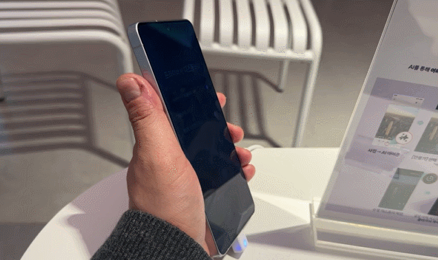 갤럭시 S26 울트라의 프라이버시 디스플레이 기능. 픽셀 제어를 통해 인위적으로 시야각을 조절하는 기술로, 사생활 보호필름과 동일한 효과를 낸다. 윤우열 기자 cloudancer@donga.com