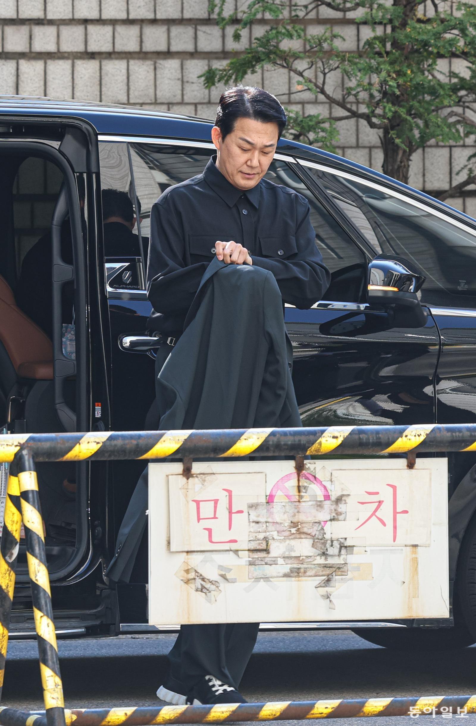 배우 박성웅이 8일 오후 서울 서초구 서울중앙지방법원에서 열린 임성근 전 해병대 1사단장의 국회증언감정법 위반 사건 관련 공판에 증인으로 출석하기 위해 차량에서 내리고 있다. 이한결 기자 always@donga.com