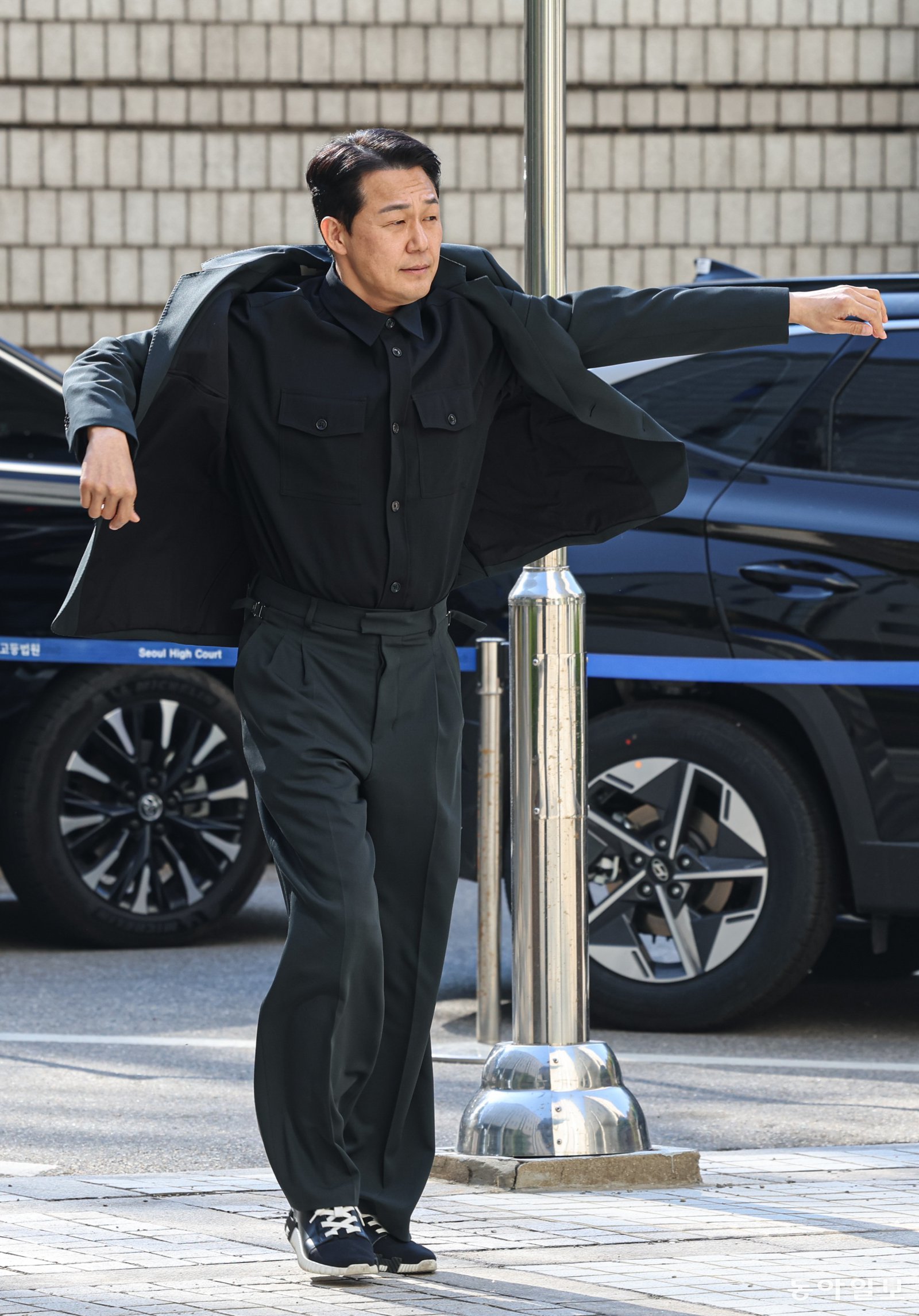 배우 박성웅이 8일 오후 서울 서초구 서울중앙지방법원에서 열린 임성근 전 해병대 1사단장의 국회증언감정법 위반 사건 관련 공판에 증인으로 출석하고 있다. 이한결 기자 always@donga.com