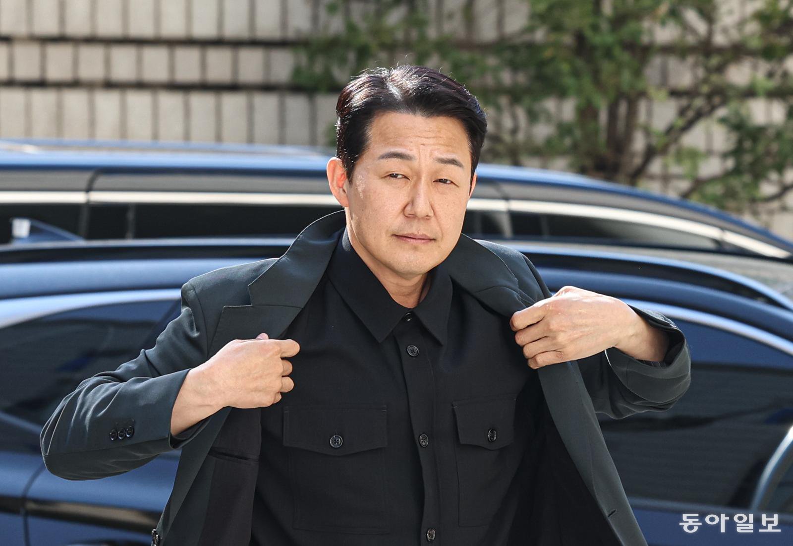 배우 박성웅이 8일 오후 서울 서초구 서울중앙지방법원에서 열린 임성근 전 해병대 1사단장의 국회증언감정법 위반 사건 관련 공판에 증인으로 출석하고 있다. 이한결 기자 always@donga.com