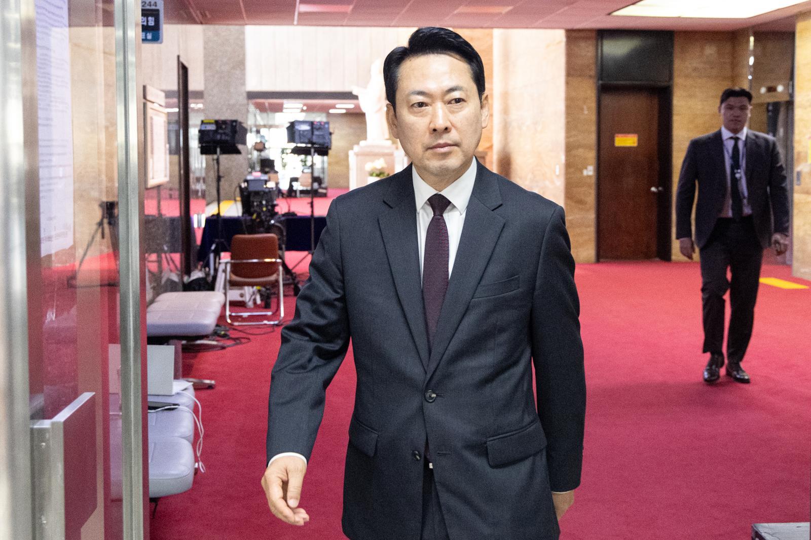 장동혁 국민의힘 대표가 8일 서울 여의도 국회 당대표실로 향하고 있다. 뉴스1