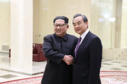 2018년 5월 당시 북한 평양을 방문해 김정은 국무위원장을 만난 왕이 중국 외교부장(오른쪽). 당시는 북한과 미국의 북미 정상회담을 앞 둔 시기였다. 중국 외교부