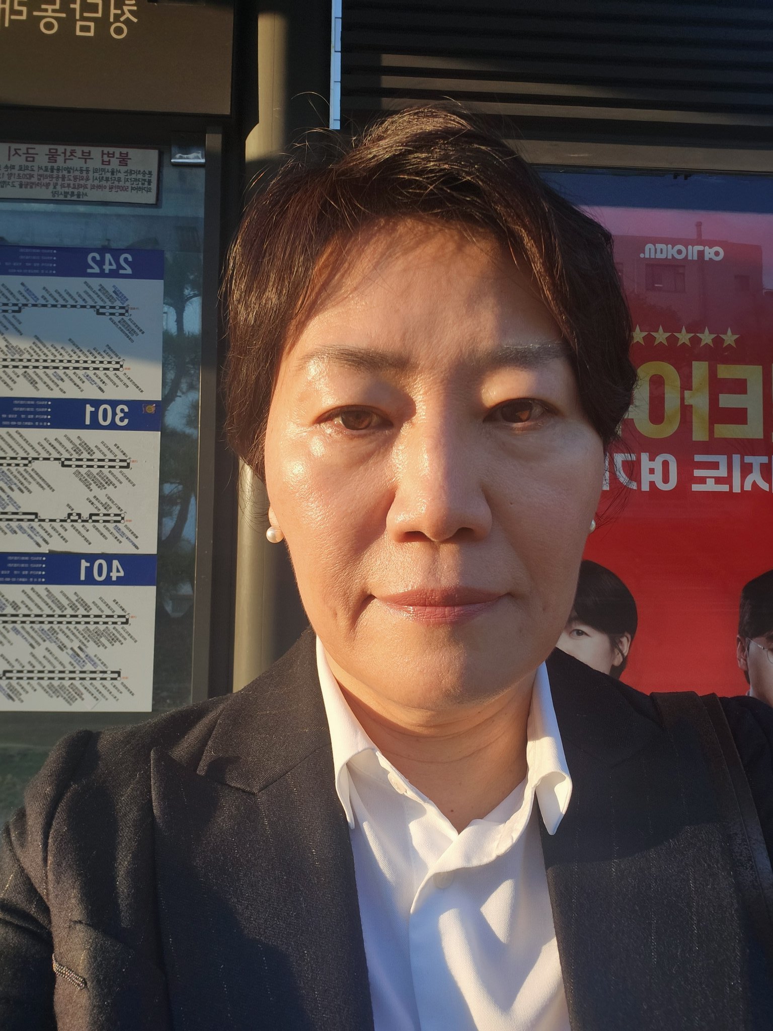 버스를 기다리는 송미령 농림축산식품부 장관. X