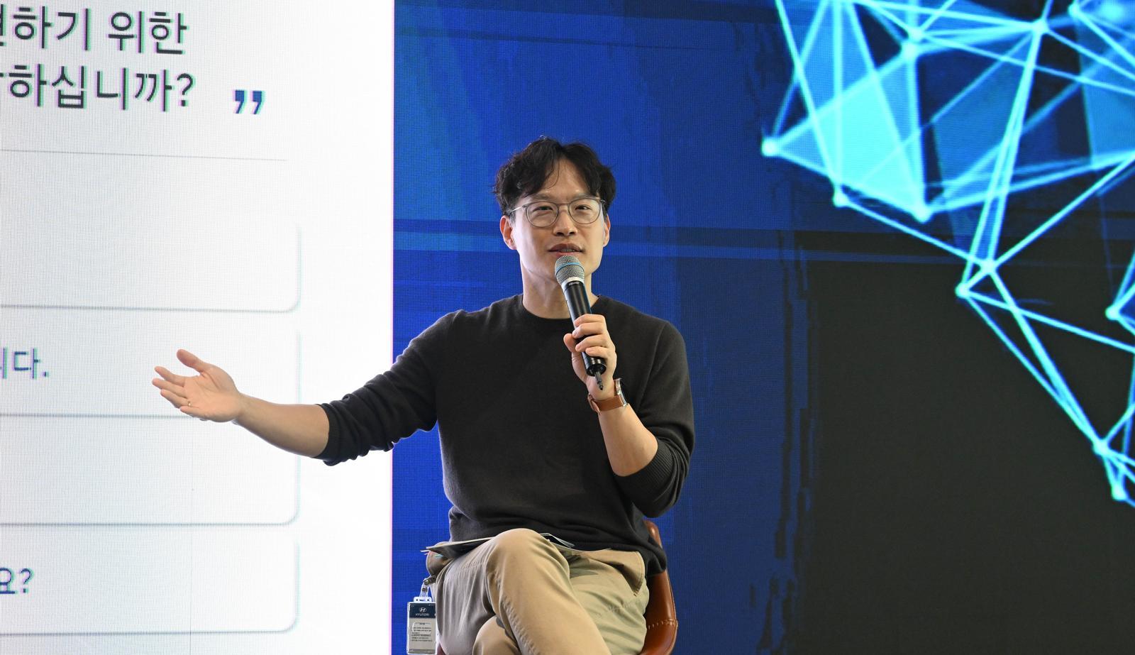 박민우 신임 현대자동차그룹 첨단차플랫폼(AVP) 본부장 사장 겸 포티투닷 대표가 5일 판교 테크원에서 열린 AVP본부 타운홀 미팅에서 발언을 하고 있다.  현대차그룹 제공