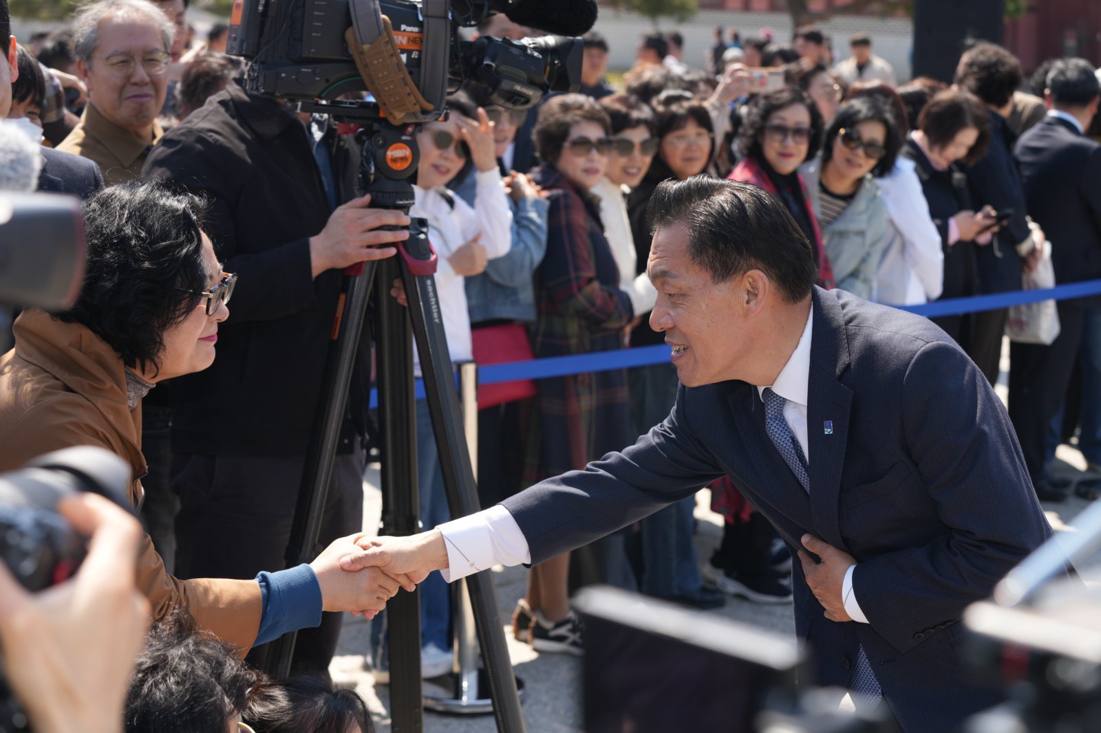 이재준 경기 수원시장이 8일 오후 화성행궁 광장에서 기자회견을 한 뒤 시민들과 악수를 나누고 있다. 2026.4.8/뉴스1