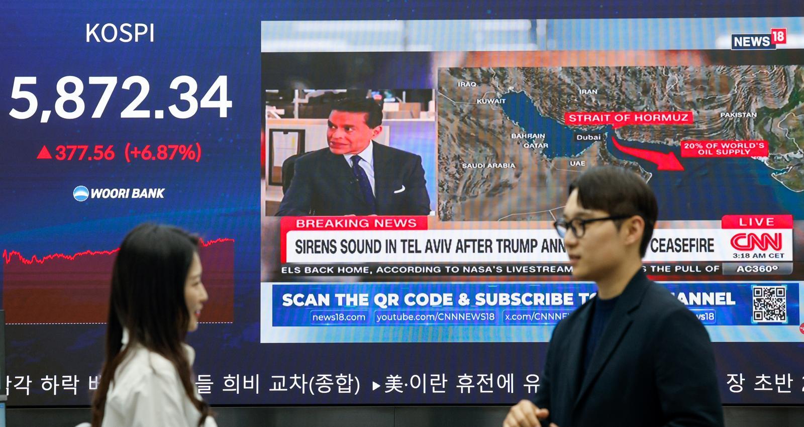 미국과 이란이 2주간 휴전에 합의하면서 코스피 지수가 7% 가까이 상승 마감한 8일 오후 서울 중구 우리은행 본점 딜링룸에 종가와 휴전 관련 뉴스가 나오고 있다. 2026.4.8 뉴스1