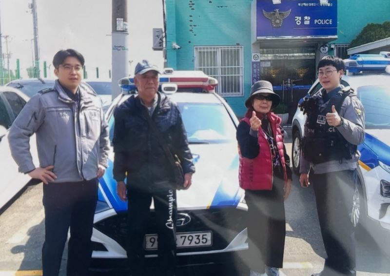 일본인 노부부가 길을 찾아준 경찰관과 함께 찍은 사진을 택배 상자에 넣어 보냈다. 부산경찰청 제공