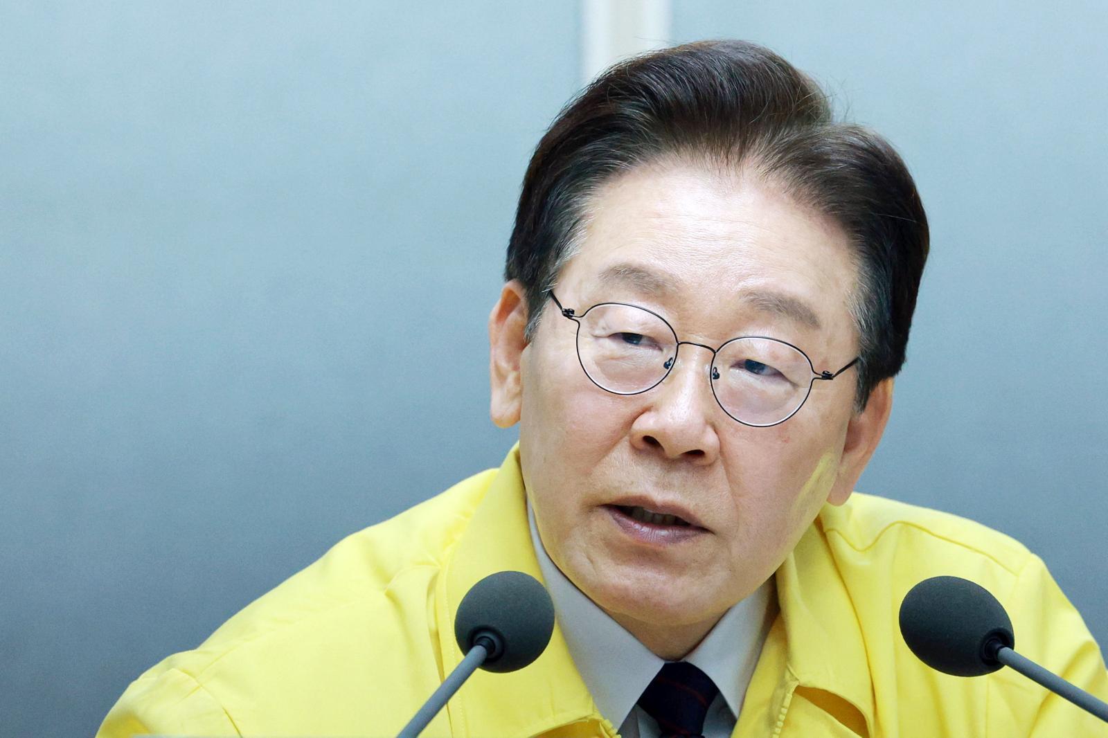 이재명 대통령이 경기 의왕 내륙컨테이너 기지에서 열린 고유가 위기극복을 위한 화물운송·물류업계 현장간담회에서 발언을 하고 있다. 2026.4.8/뉴스1