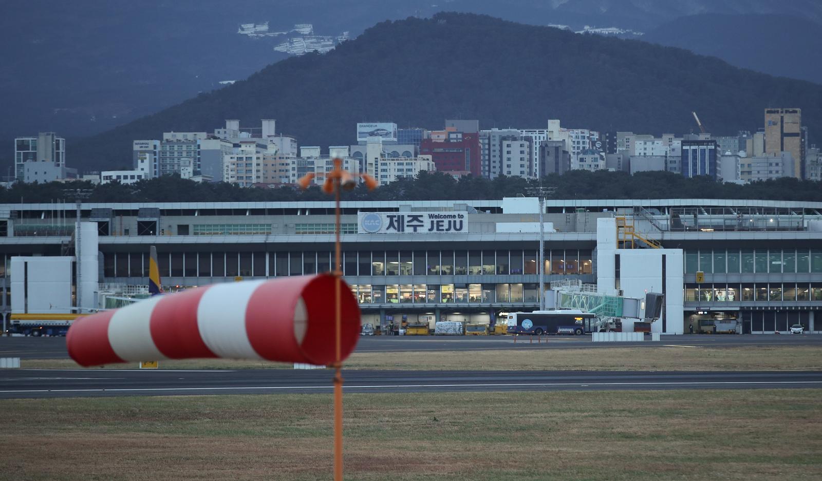 제주 강풍·호우특보…항공기 20여편 결항
