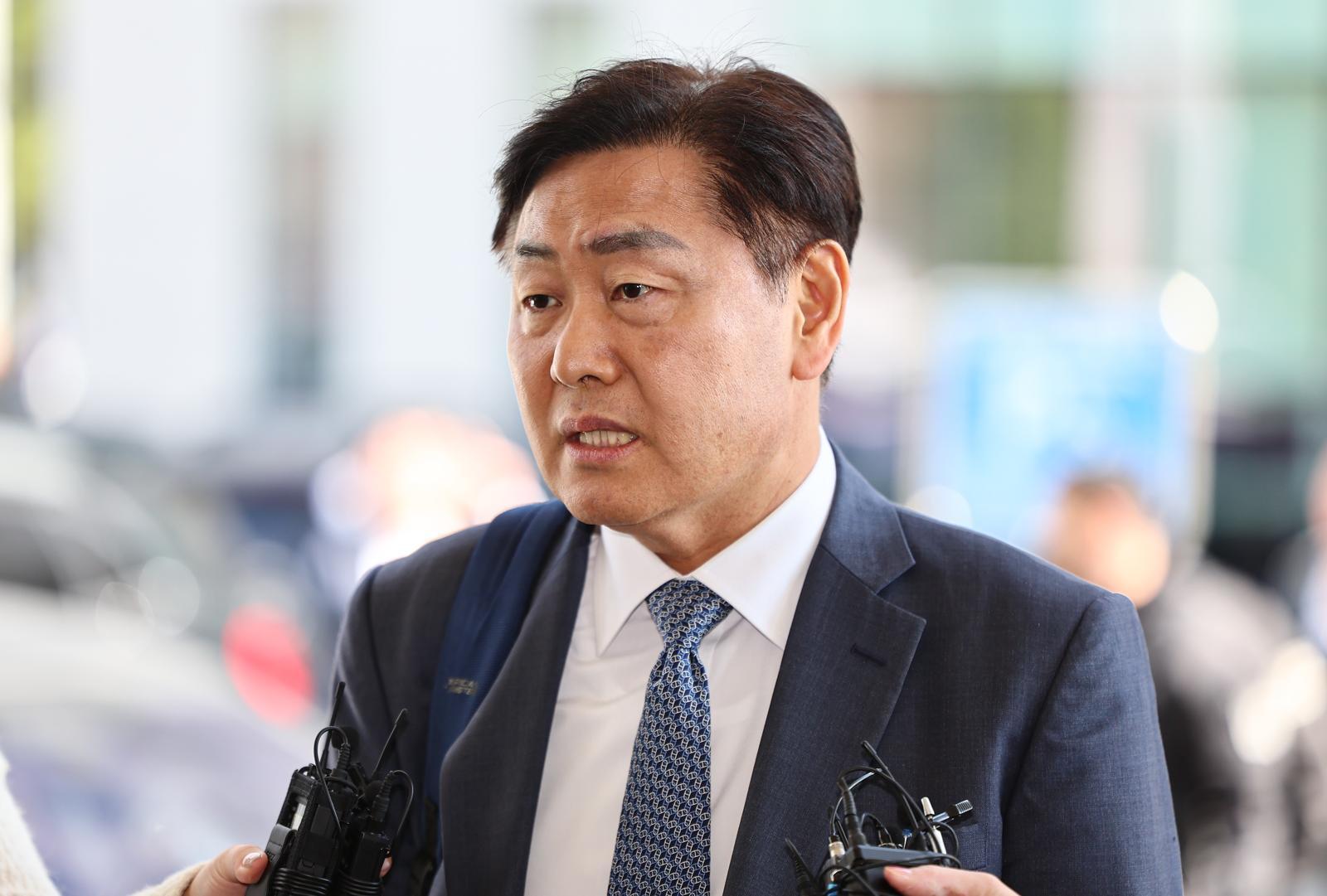 김관영 전북지사가 7일 서울 양천구 남부지방법원에서 열린 더불어민주당 상대 가처분 신청 심문에 출석하며 취재진 질문에 답하고 있다. 뉴스1