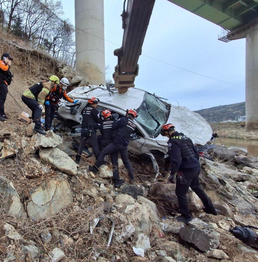 경주∼포항 국도 다리에서 SUV 추락…50대 운전자 사망