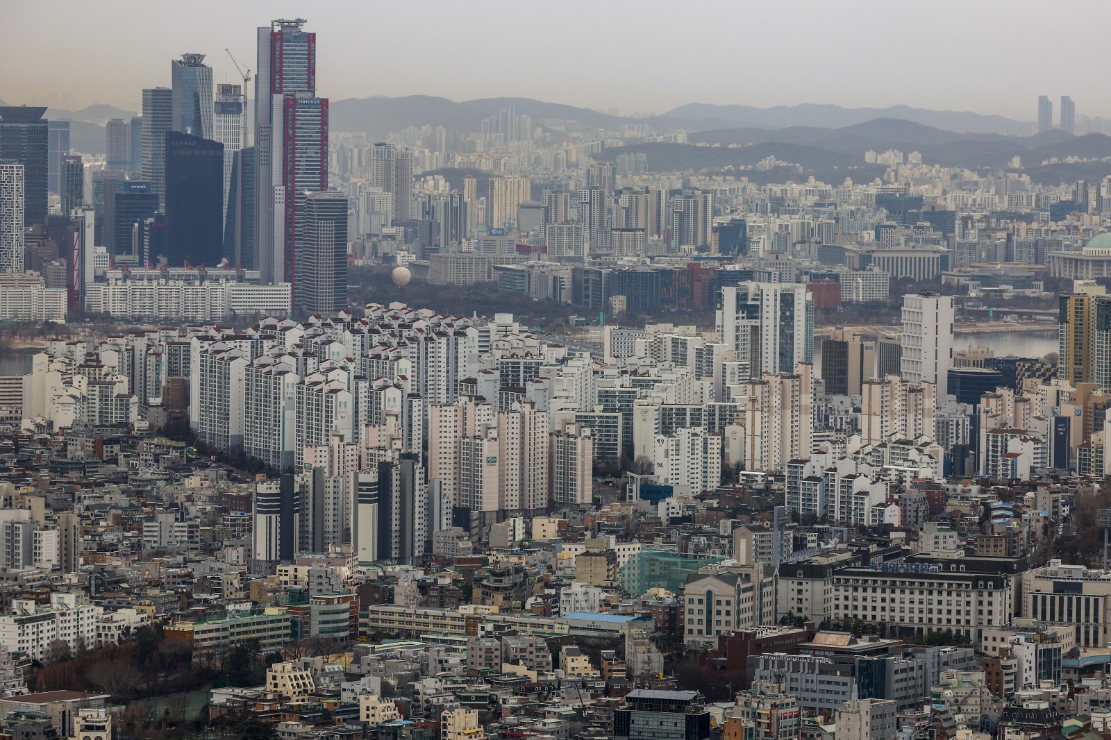 24일 서울 중구 남산에서 서울시내 아파트가 보이고 있다.   지난해 4분기 주택담보대출(주담대) 차주당 신규 취급액이 2억1000만원대로 감소했다. 지난해 6·27 규제를 시작으로 정부의 잇따른 부동산 규제가 영향을 미친 것으로 풀이된다. 특히 ‘영끌(영혼까지 끌어모은)’ 대출 행렬을 이어가던 30·40 차주들의 대출 감소 폭이 가장 큰 것으로 나타났다.  한국은행이 발표한 ‘2025년 4분기 차주별 가계부채 통계(잠정)’에 따르면 지난해 4분기 차주당 주담대 신규 취급액은 2억1286만원이다. 전분기 대비 1421만원(6.3%) 줄어든 것으로 지난해 2분기 이후 가장 낮은 규모다. 2026.02.24. 서울=뉴시스