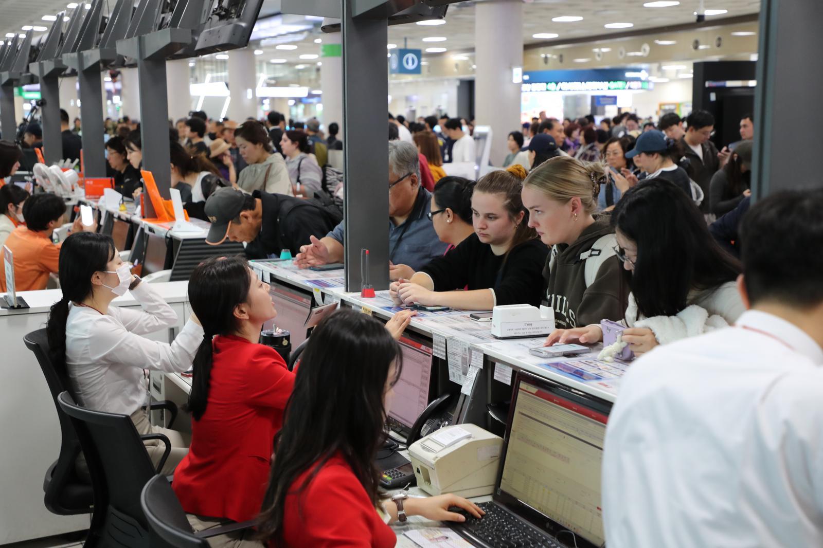 제주지역 기상이 악화한 9일 오전 제주국제공항 3층 출발장에 이용객들이 몰려 혼잡한 모습. 제주=뉴시스