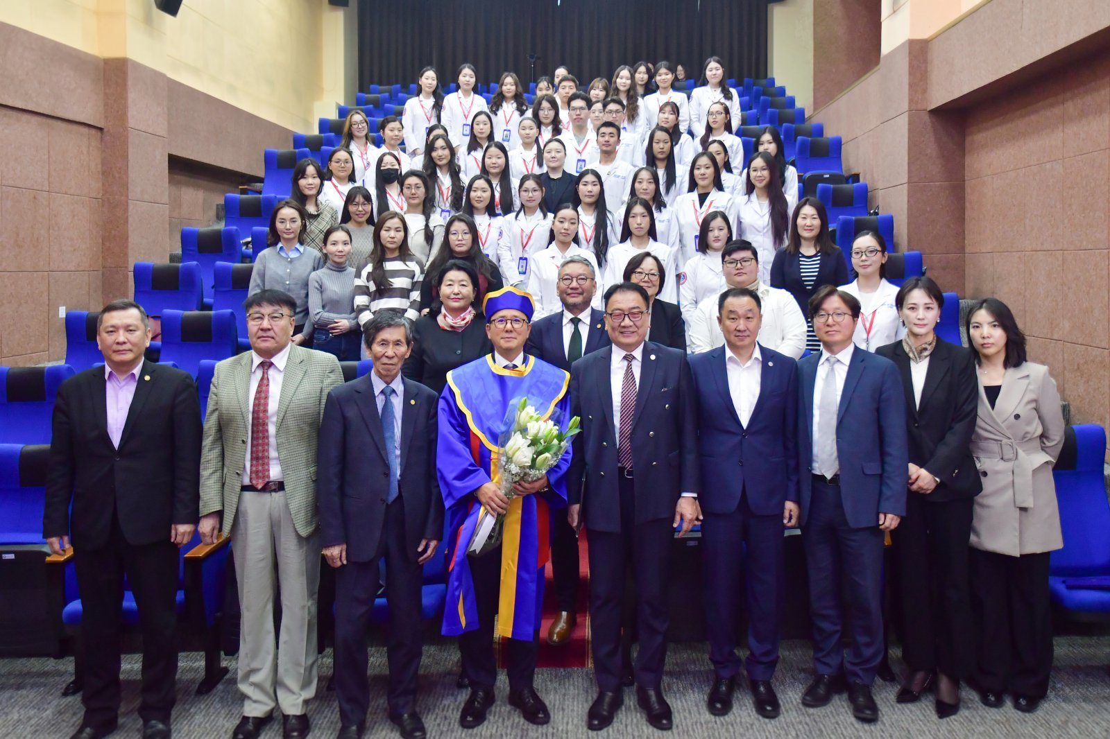 이경률 SCL그룹 회장이 몽골 과학아카데미로부터 명예박사 학위를 받았다.(SCL그룹 제공)