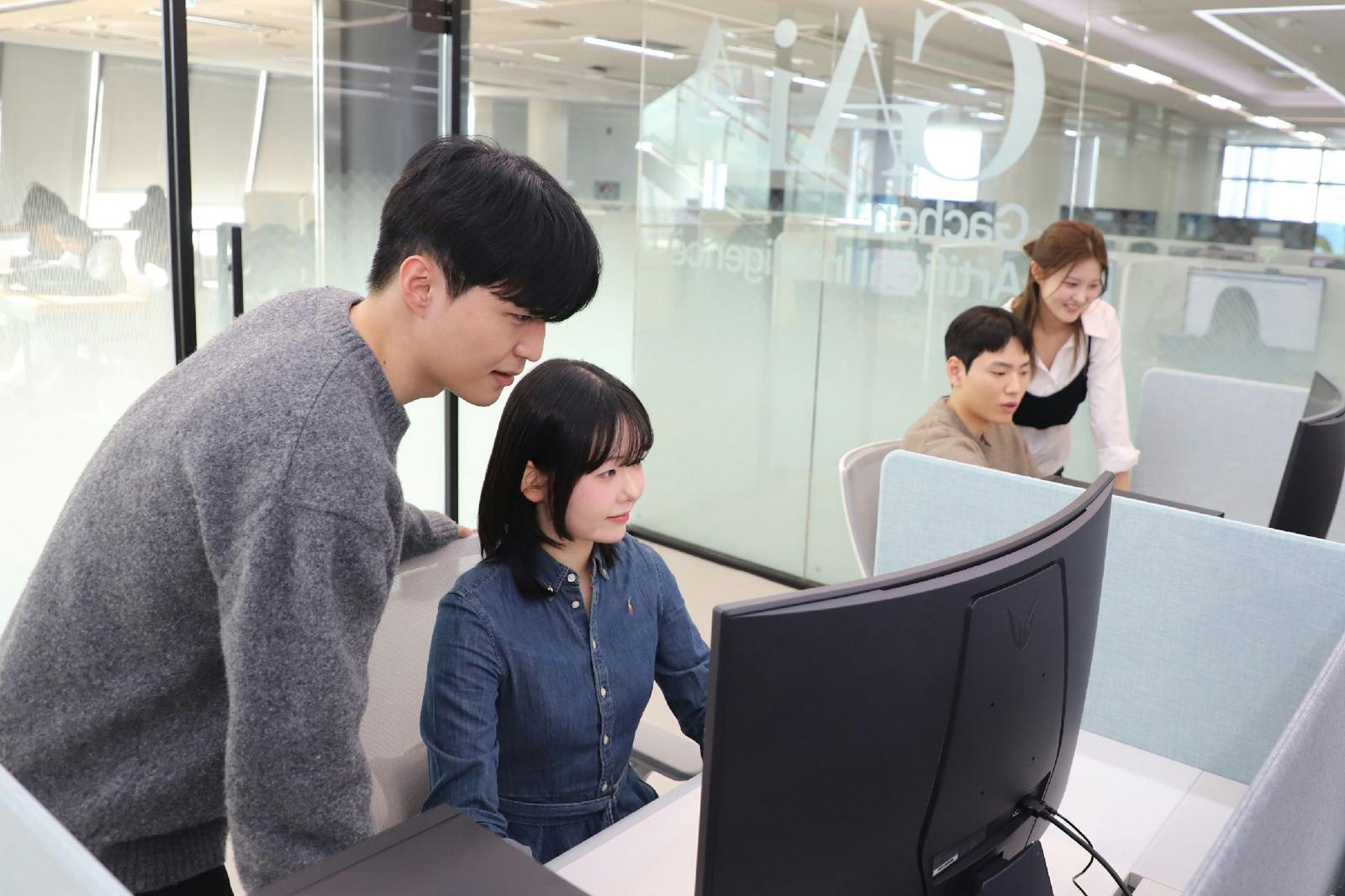 가천대학교 AI 도서관 내 GAiA 공간에서 학생들이 생성형 AI 기반 학습을 진행하고 있다. 가천대 제공