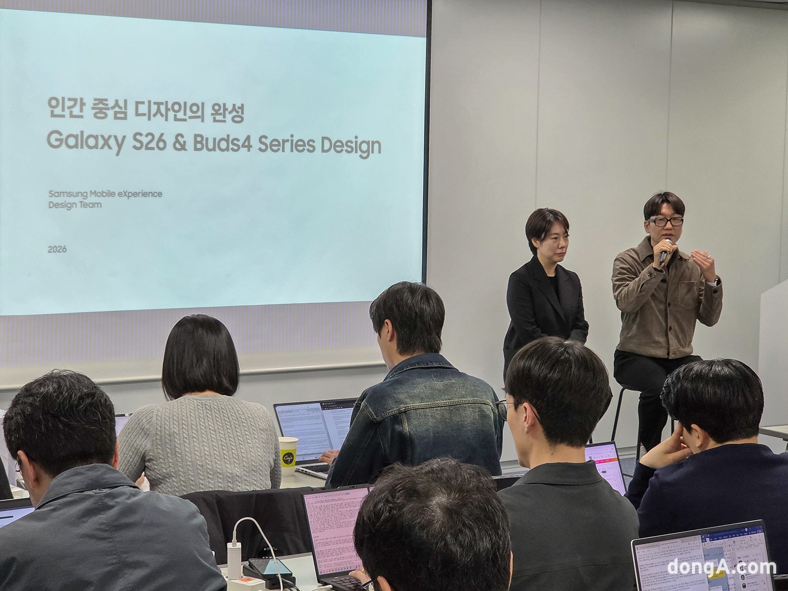 삼성전자가 9일 진행된 미디어 설명회를 통해 지난달 선보인 갤럭시 S26 시리즈와 갤럭시 버즈4 시리즈의 조형 철학 및 제작 공정을 공개했다. 삼성전자 제공