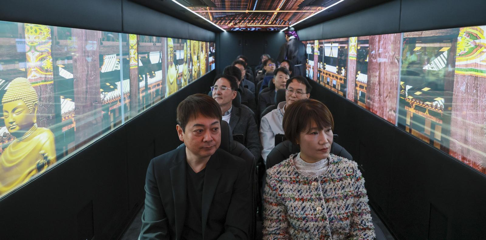 8일 골든 신라 경주 확장현실(XR) 버스 출범식에서 참석자들이 버스 안에서 직접 영상 콘텐츠를 체험하고 있다. 경주시 제공