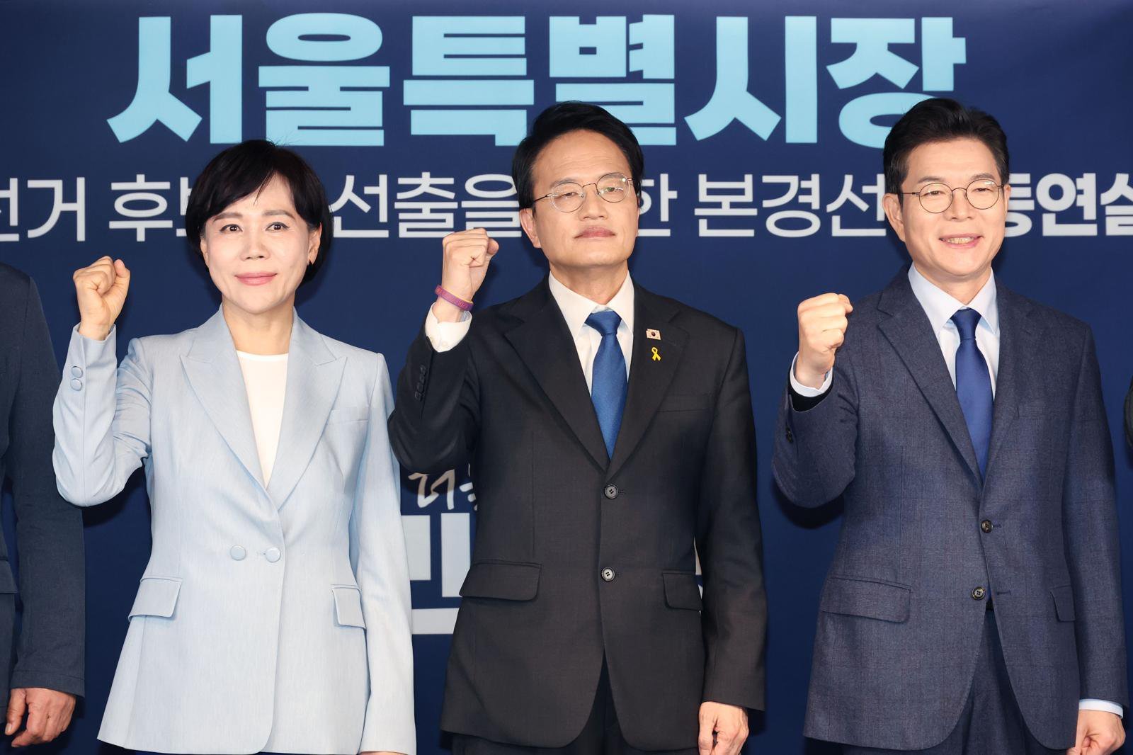 전현희(왼쪽부터), 박주민, 정원오 더불어민주당 서울시장 예비후보가 5일 서울 영등포구 중앙당사에서 열린 서울특별시장 공직선거 후보자 선출을 위한 본경선 합동연설회에서 기념 사진을 찍고 있다. (공동취재). 2026.04.05 [서울=뉴시스]