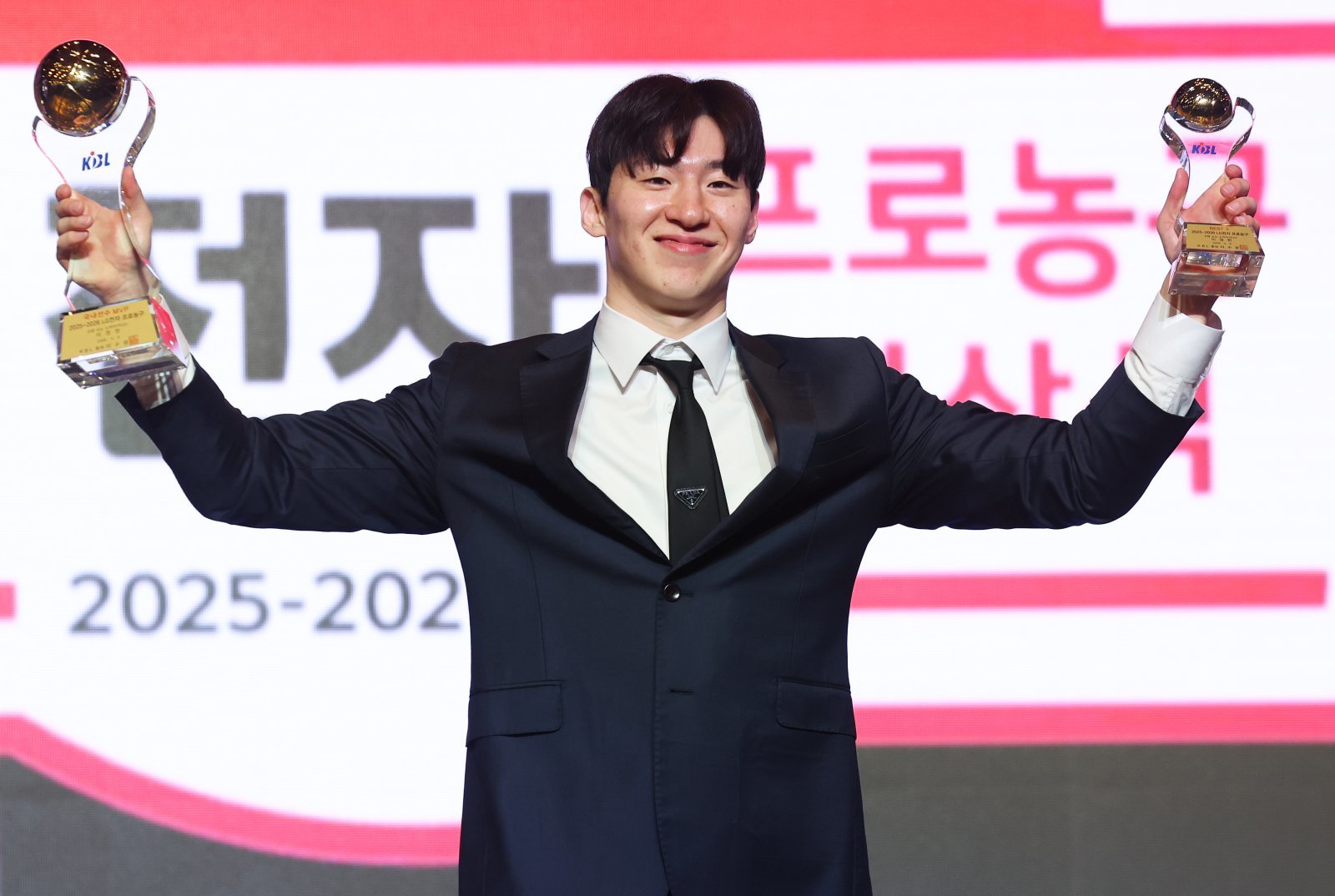 이정현 국내선수 MVP 수상 모습