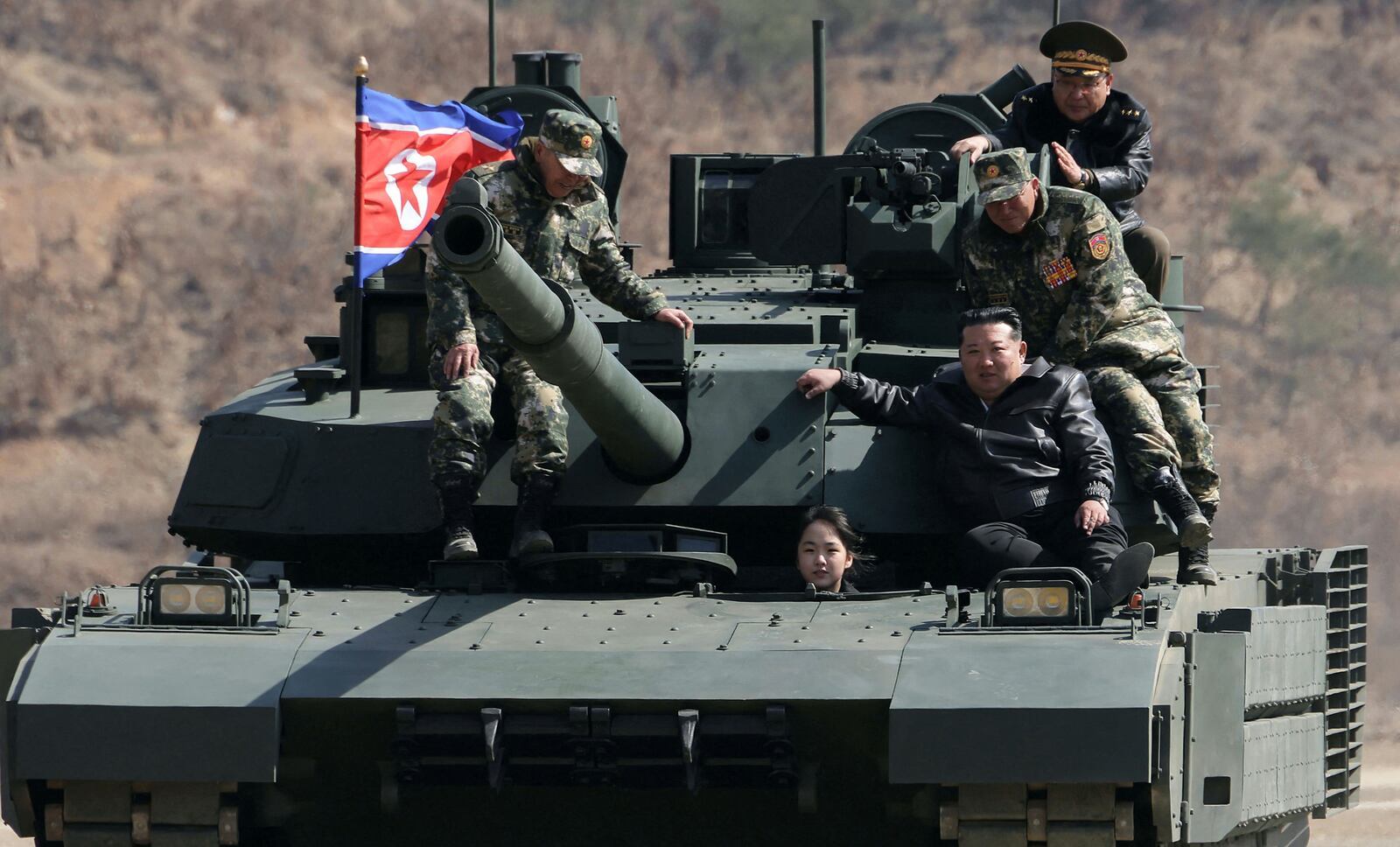 지난달 19일, 딸 주애가 운전하는 전차에 흐뭇한 표정으로 앉아있는 김정은. 그의 올해 행보는 딸을 데리고 국방 분야를 시찰하는데 집중돼 있다. 노동신문 뉴스1