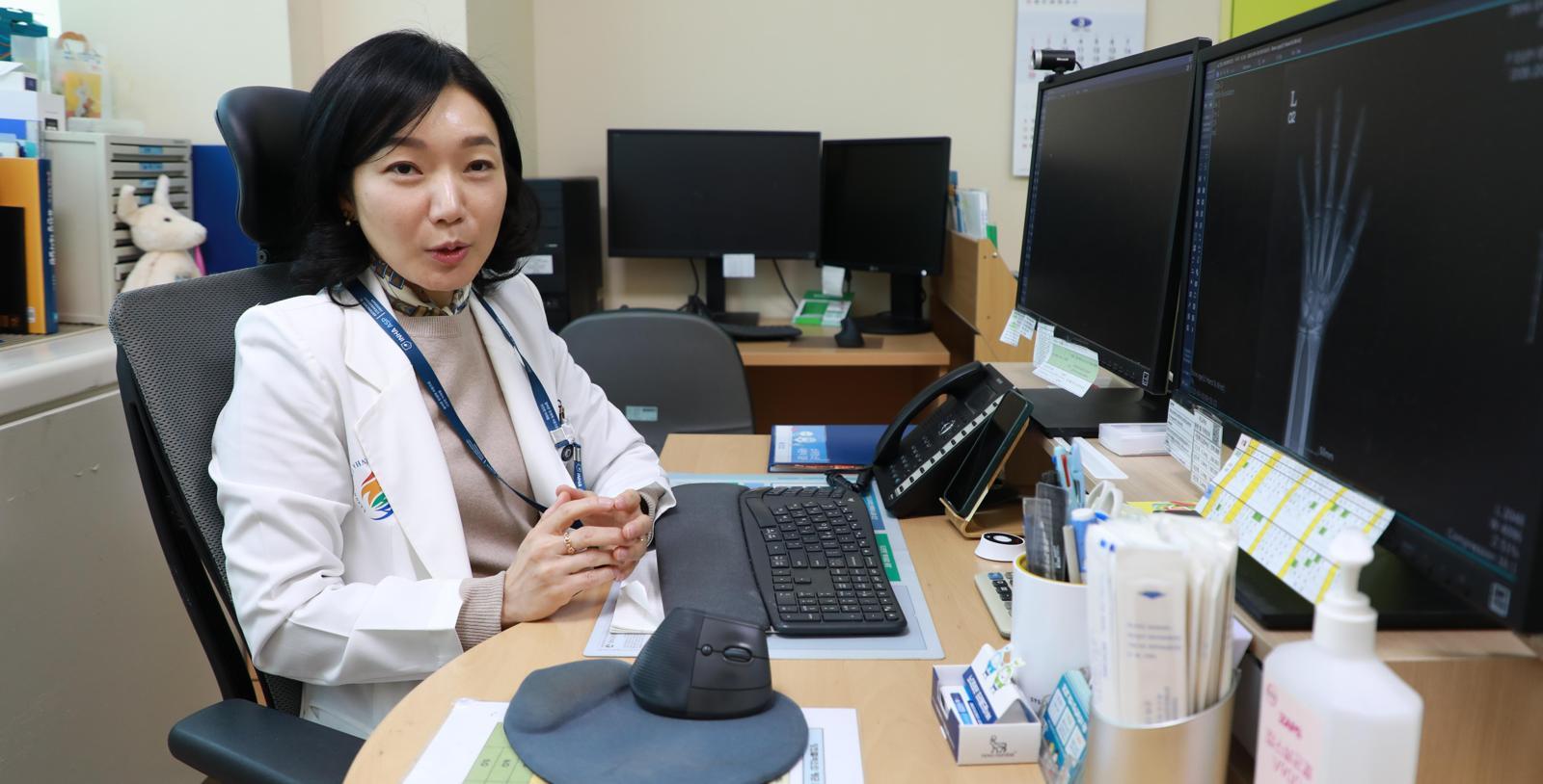 박지선 인하대병원 소아청소년과 교수가 어린이들이 흔히 겪는 ‘성장호르몬 결핍증’ 치료에 관해 설명하고 있다. 인하대병원 제공
