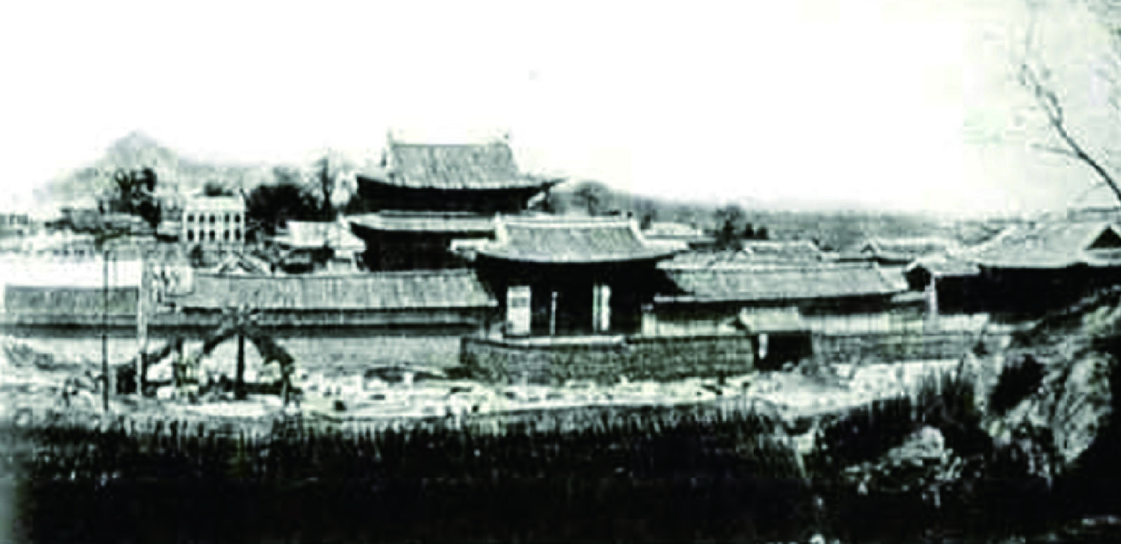 화재가 나기 전인 1904년 경운궁(현 덕수궁). 동쪽(오른쪽)에 중문인 조원문이 보인다. 국가유산청 제공