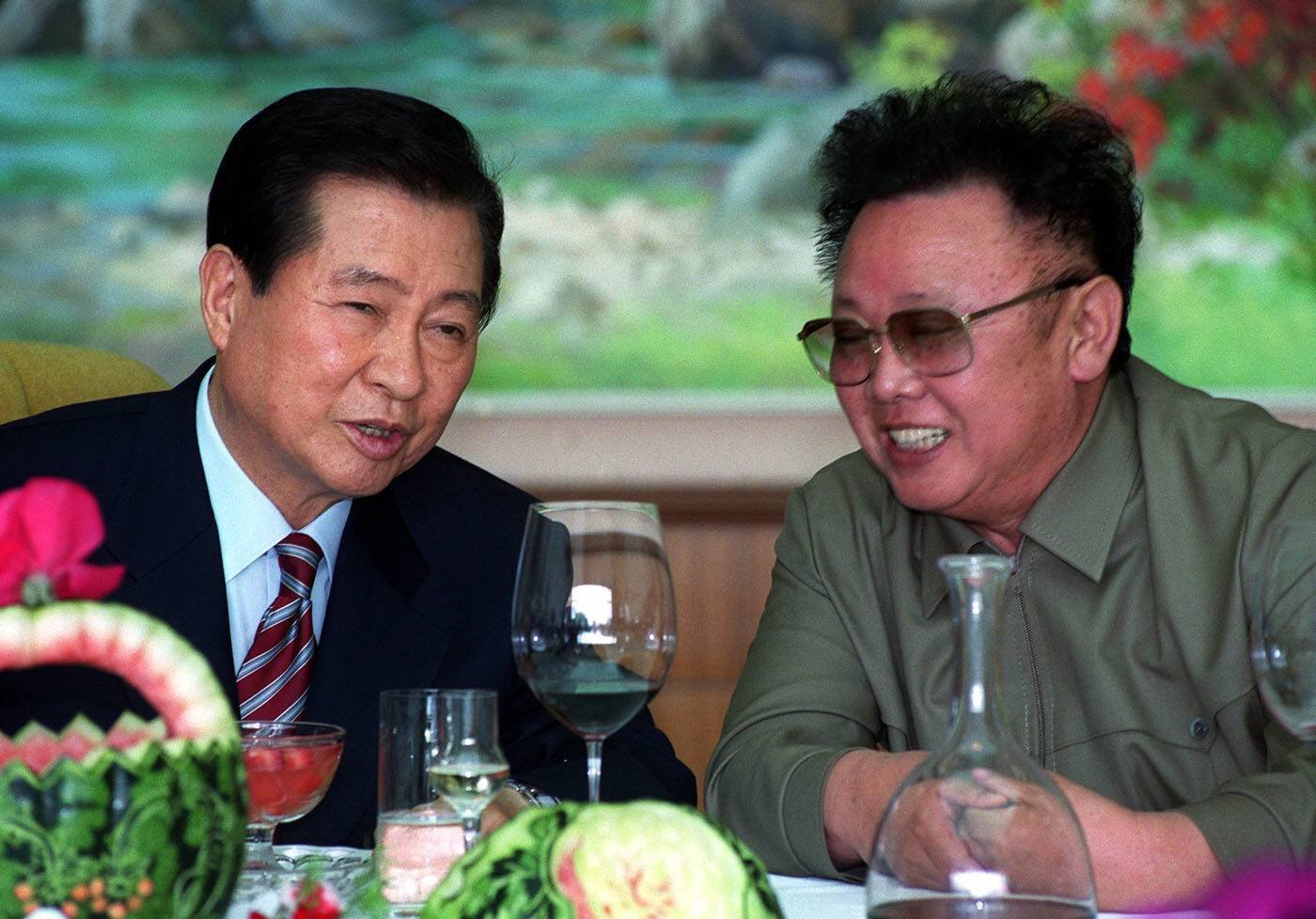 2020년 6월 15일 열린 남북정상회담에서 김대중 대통령과 김정일 북한 국방위원장이 오찬을 하며 대화하는 모습. 그러나 이 회담 대가로 현대가 정부 몫의 1억 달러를 대납한 사실이 뒤늦게 드러나 세상에 충격을 안겼다. 동아일보 DB
