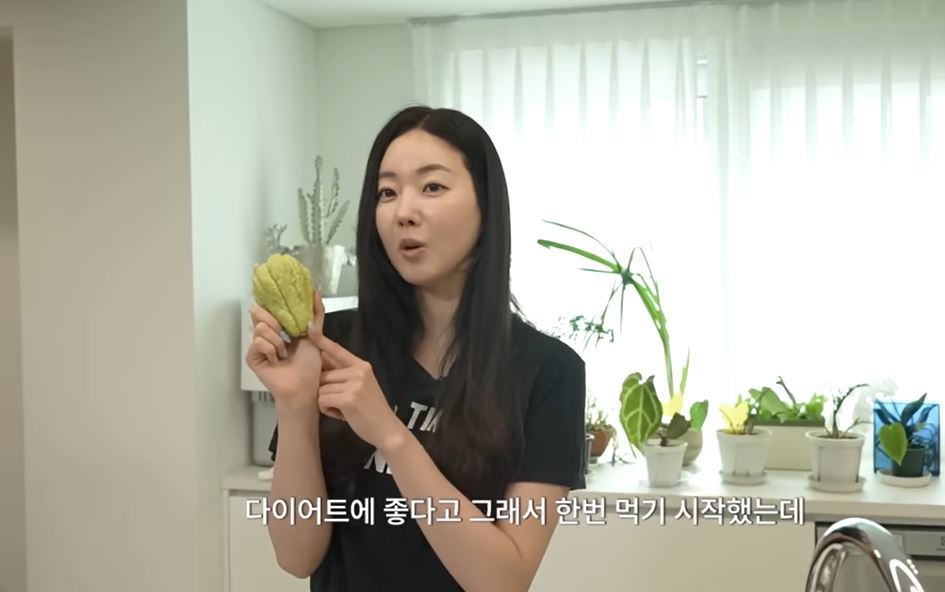 김사랑 “사과·참외·오이 섞인 맛”…이색 다이어트 식품 공개