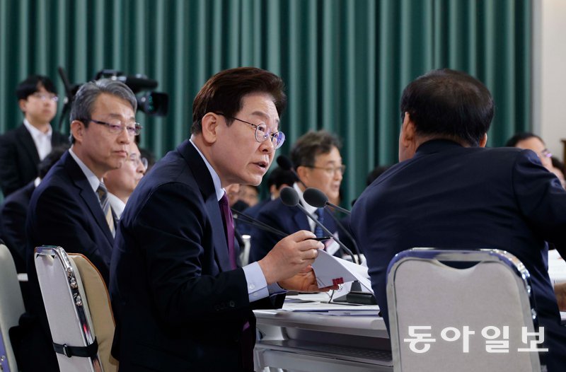 이재명 대통령이 9일 청와대에서 현 정부 출범 후 첫 국민경제자문회의를 주재하면서 구윤철 부총리 겸 재정경제부 장관(오른쪽)과 이야기하고 있다. 이 대통령은 이날 “무슨 수를 써서라도 앞으로는 부동산 투기를 할 수 없게, 부동산을 투기적으로 운영해서 이익 보는 것을 불가능하게 만들어놔야 대한민국 산업경제 체제가 제대로 굴러갈 것으로 확신한다”고 말했다.왼쪽은 김성식 국민경제자문회의 부의장. 김재명 기자 base@donga.com