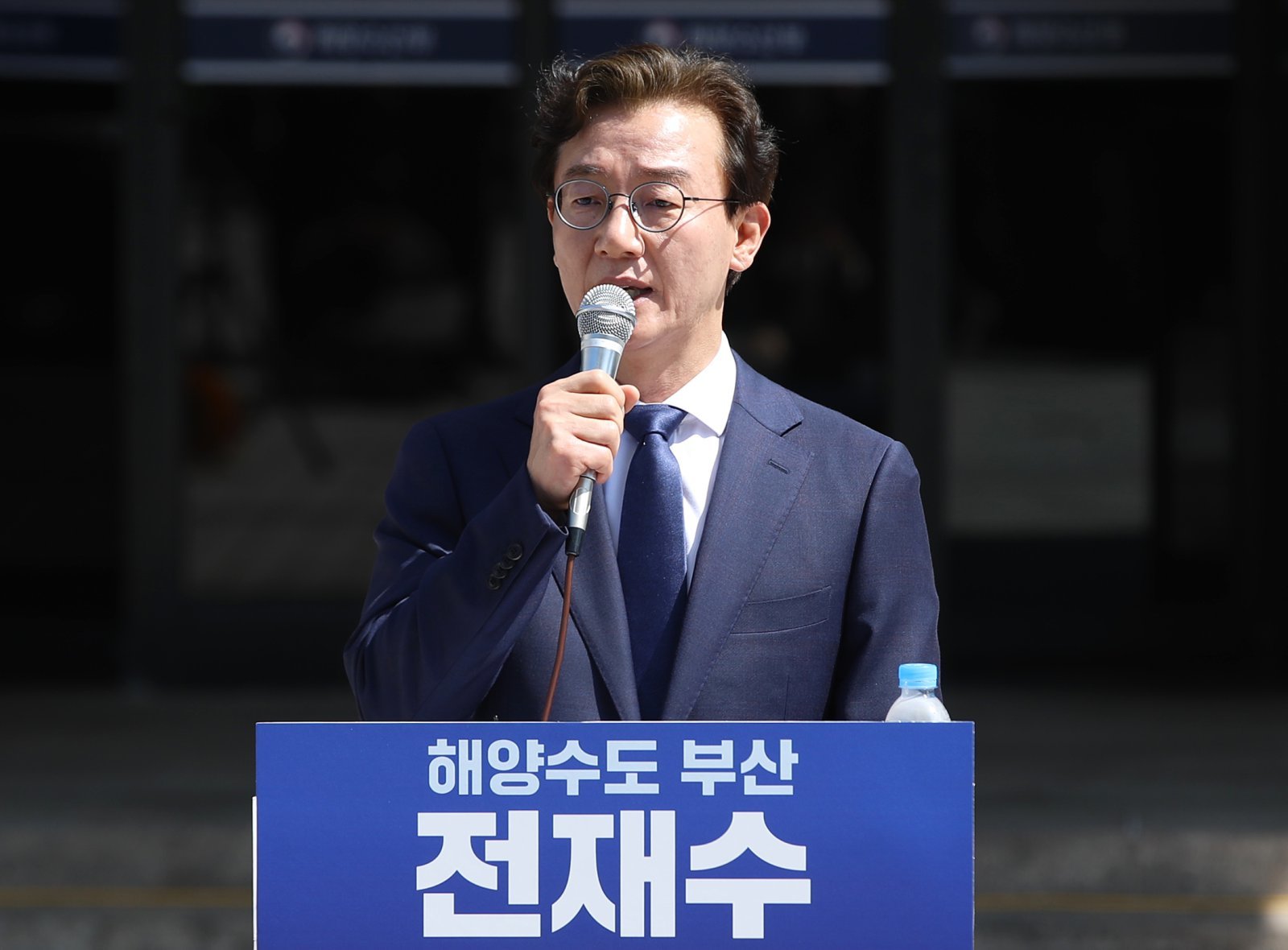 전재수 더불어민주당 의원이 2일 부산 동구 해양수산부 청사 앞에서 기자회견을 열고 6·3 지방선거 부산시장 출마를 공식 선언하고 있다. 2026.4.2 ⓒ 뉴스1