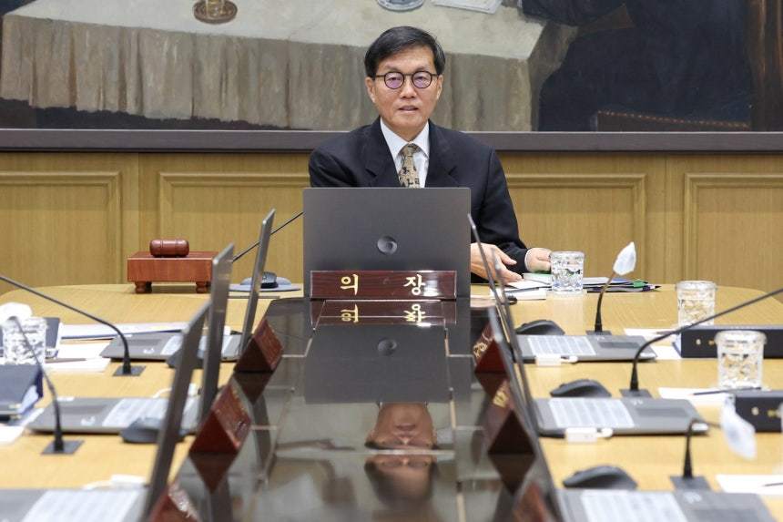 이창용 한국은행 총재가 서울 중구 한국은행 본관에서 열린 금융통화위원회 본회의에서 회의를 주재 하고 있다. 2026.4.10 뉴스1