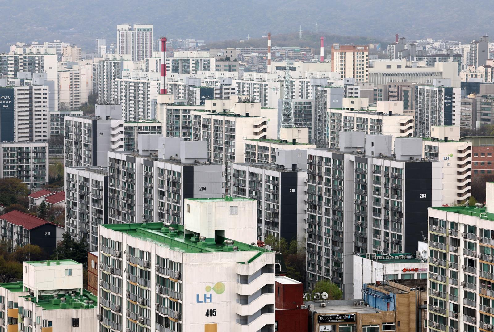 9일 오전 서울 노원구 상계동 일대 아파트가 보이고 있다.  9일 한국부동산원에 따르면 3월 다섯째 주 기준 관악구(0.26%), 구로구(0.24%), 노원구(0.24%) 등 서울 외곽 지역은 서울 아파트 평균 상승률인 0.12%의 두 배가 넘는 가파른 오름세를 기록했다.  다주택자 매물이 늘어난 강남권 등 상급지는 급매가 쏟아지며 가격이 하락한 반면, 서울 외곽지에는 매수세가 몰리며 가격이 급등하는 양상이다. 2026.04.09 뉴시스