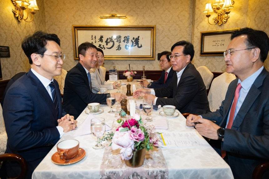 더불어민주당 한병도, 국민의힘 송언석 원내대표와 여야 원내수석 및 예결위 간사들이 10일 서울 여의도 한 식당에서 조찬 회동을 하고 있다. 왼쪽부터 시계방향으로 더불어민주당 천준호 원내운영수석부대표, 한 원내대표, 이소영 예결위 간사, 국민의힘 박형수 예결위 간사, 송 원내대표, 유상범 원내수석부대표. 2026.4.10 뉴스1