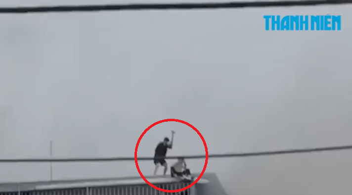 함께 구조에 나섰던 이들이 구조를 위해 망치로 건물 지붕을 부수고 있는 모습. 투 씨는 망치질을 한 건 자신이 아니라며 다른 사람들의 공로를 강조했다. 사진=탄니엔 보도 화면 갈무리