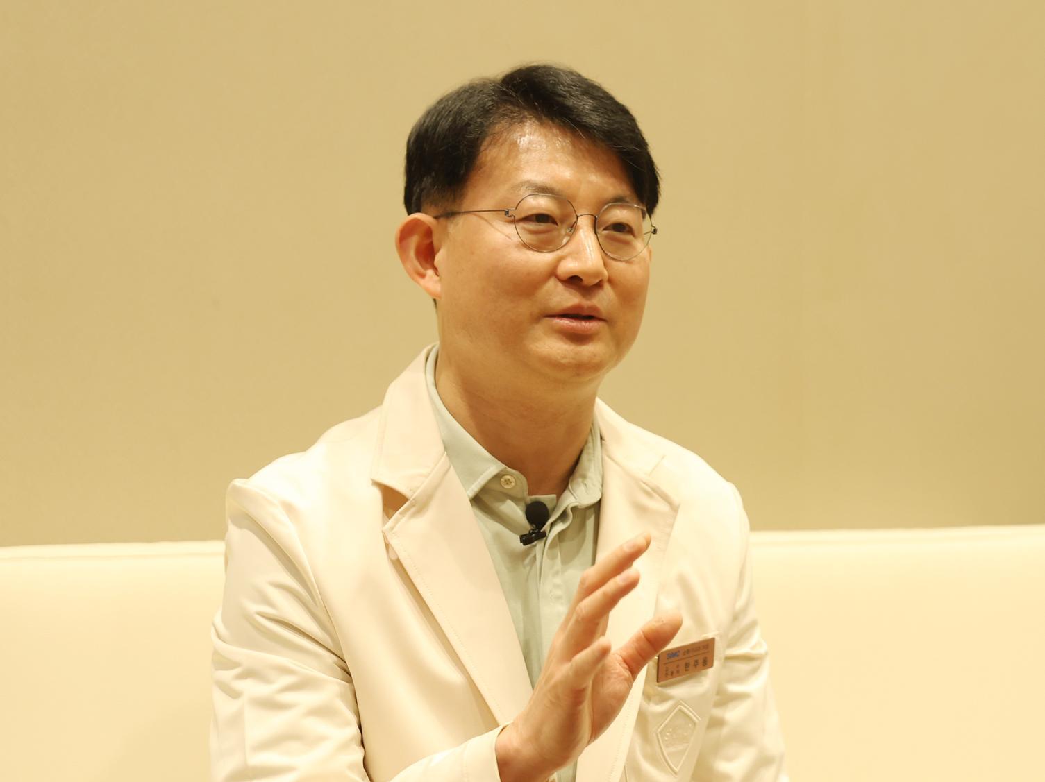 한주용 삼성서울병원 순환기내과 교수는 심장동맥이 70% 이상 막히면 스텐트 삽입술을 고려해야 한다고 말한다. 한 교수는 “심혈관 질환은 유전적 요인보다 생활 습관으로 인해 더 많이 발생하기 때문에 식습관을 개선하고 꾸준히 운동하는 게 가장 좋은 예방법”이라고 강조했다. 삼성서울병원 제공