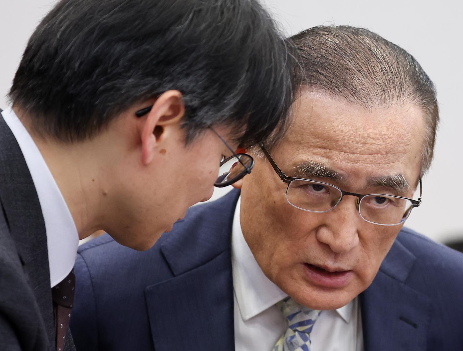 위성락 국가안보실장이 5일 청와대 여민관에서 열린 수석보좌관회의에서 관계자와 대화하고 있다. (청와대통신사진기자단) 2026.2.5 . 뉴스1