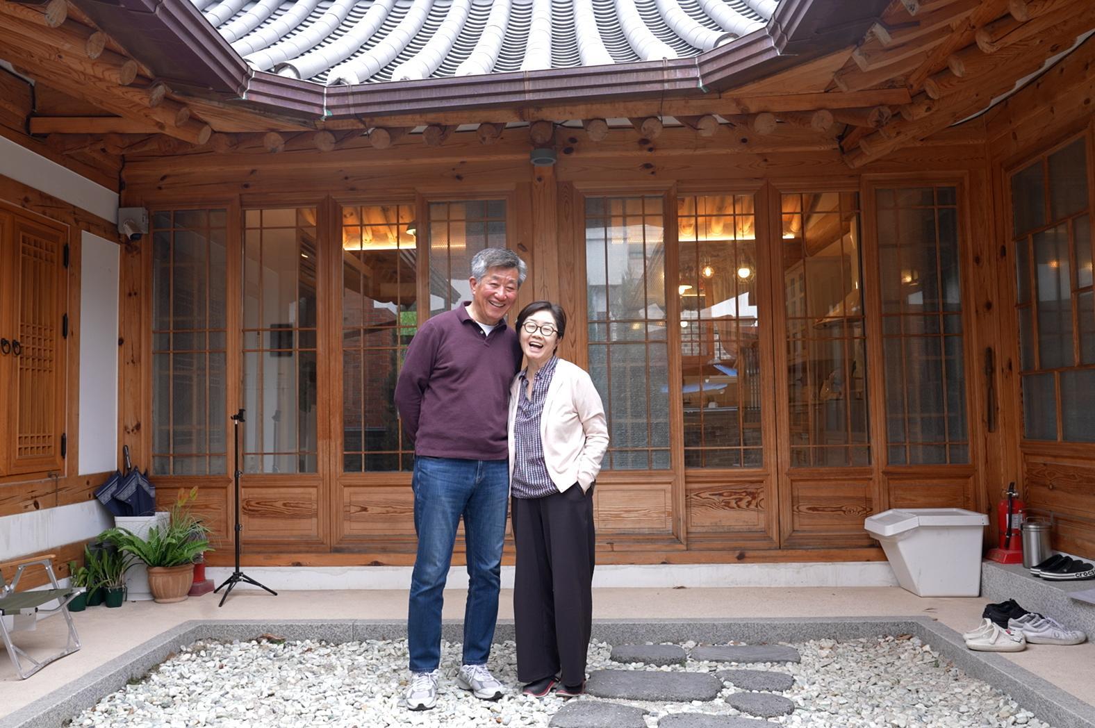 충남 공주의 한옥 게스트하우스 ‘반죽동 그곳’ 앞마당에 선 신철동·전미경희 부부. 이들은 경기 성남시 판교의 집을 팔아 공주에 한옥 게스트하우스 등 4채를 마련했고, 여기서 나오는 사업소득과 임대소득으로 여유로운 노년을 즐기고 있다. 채널A X-스페이스팀