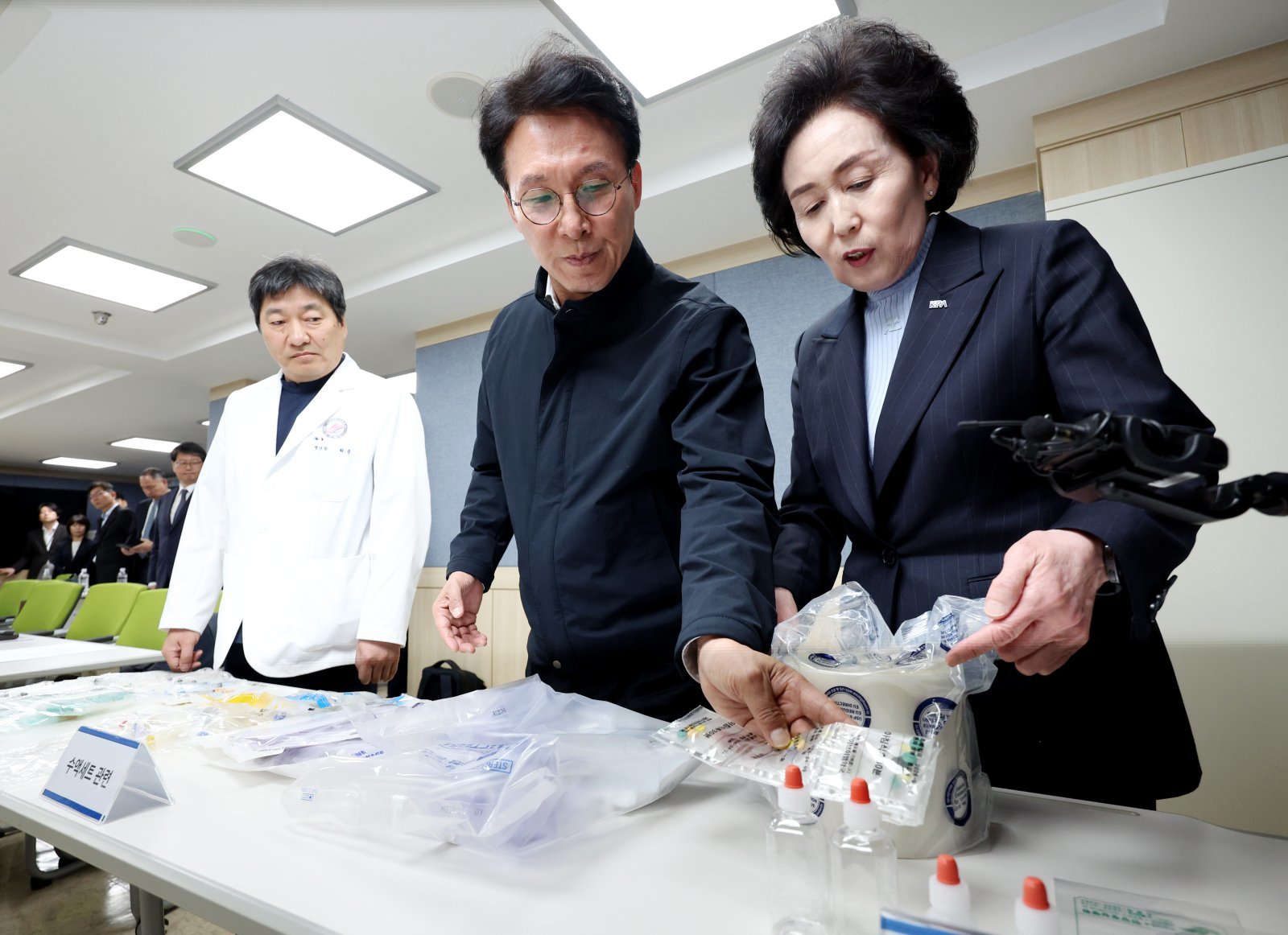 김민석 국무총리가 10일 서울 영등포구 한림대학교 한강성심병원에서 열린 의료필수품 관련 현장 애로 점검 합동간담회에 앞서 중동전쟁 장기화로 인한 의료제품 수급 상황 관련 설명을 듣고 있다. 2026.04.10 뉴시스