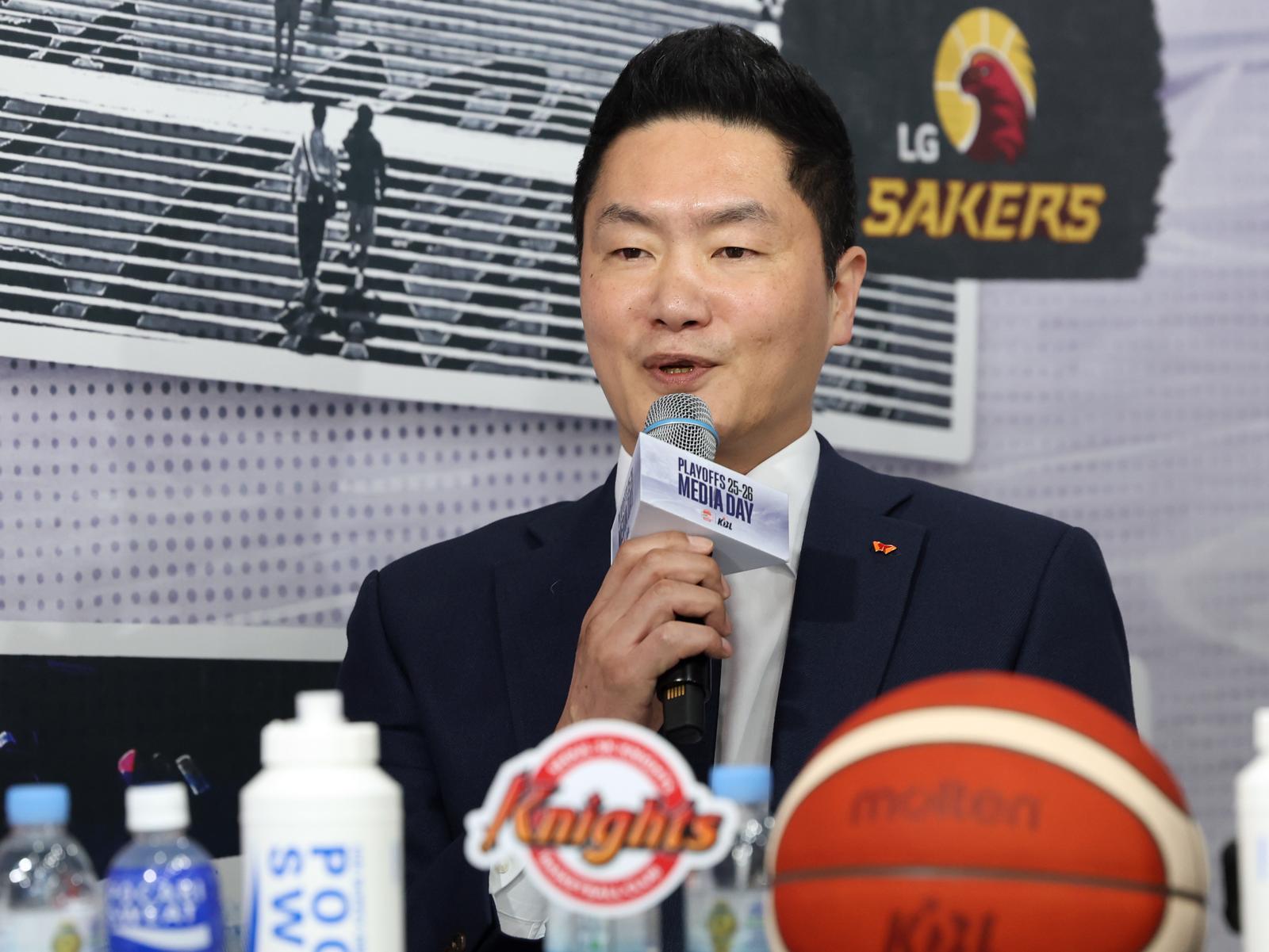 껄끄러운 KCC 피하려 ‘고의 져주기’? 전희철 SK 감독에 벌금 500만원