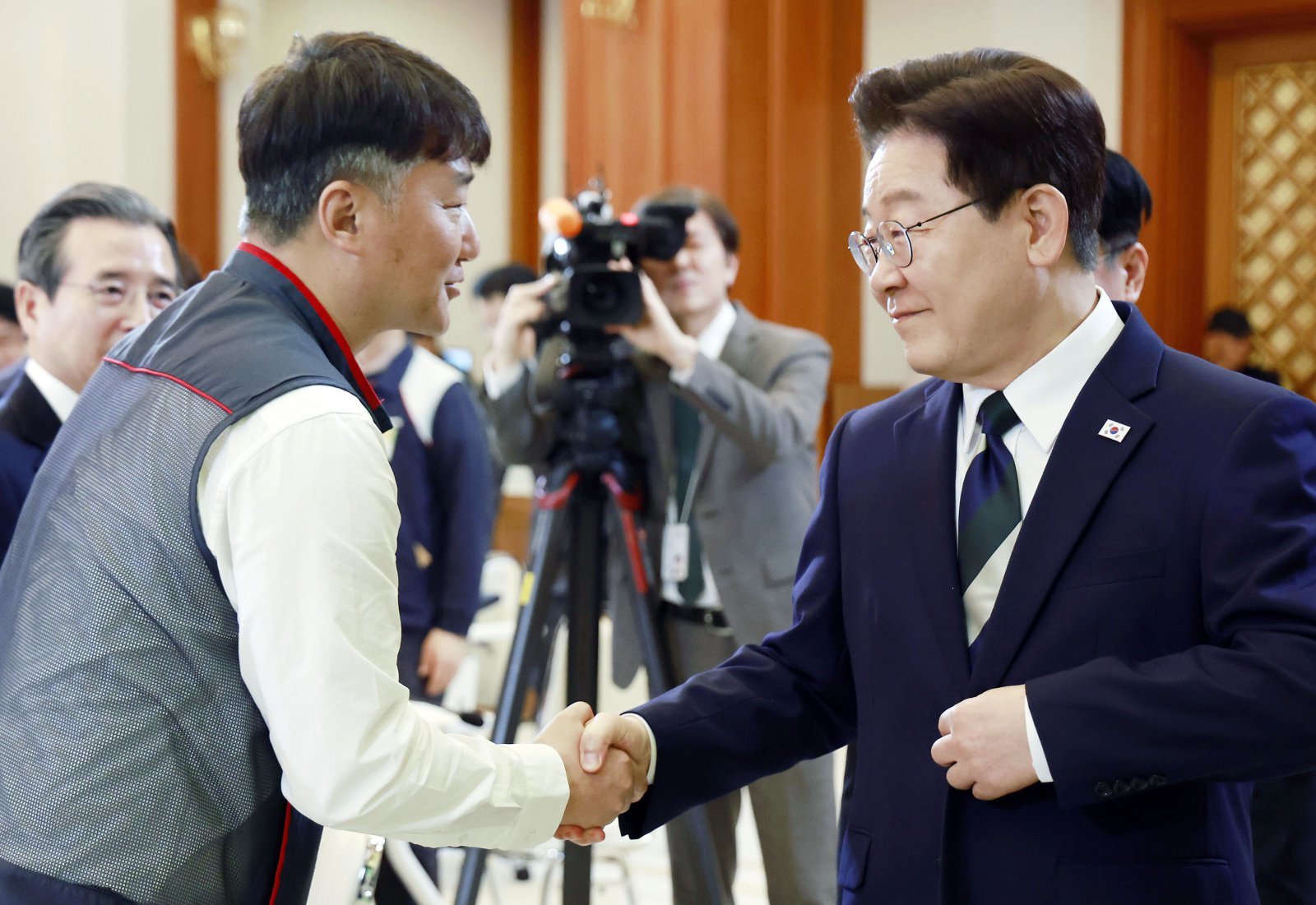 이재명 대통령이 10일 청와대에서 열린 민주노총 초청 간담회에서 양경수 민주노총 위원장과 악수하고 있다. 2026.04.10 [서울=뉴시스]