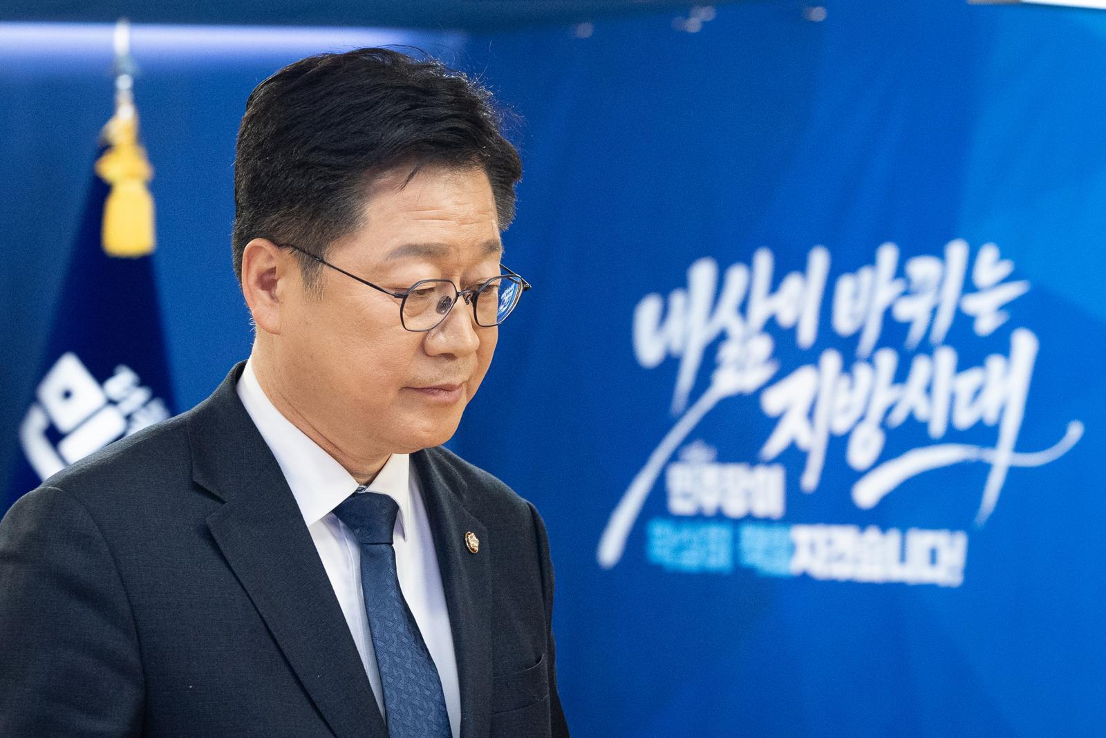 안호영 더불어민주당 전북특별자치도지사 예비후보가 7일 서울 여의도 중앙당사에서 열린 본경선 합동연설회에서 기념 촬영 후 자리로 이동하고 있다. 2026.4.7 ⓒ 뉴스1