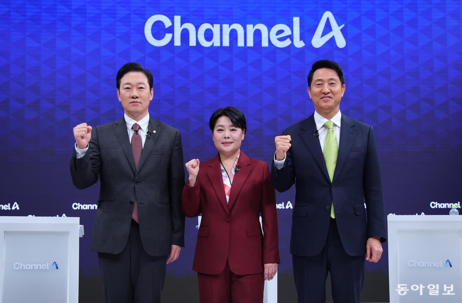10일 서울 종로구 채널A 스튜디오에서 국민의힘 서울시장 후보 제2차 TV 토론회가 열렸다. 박수민 의원, 윤희숙 전 의원, 오세훈 서울시장(왼쪽부터)이 기념 촬영을 하고 있다. 송은석 기자 silverstone@donga.com