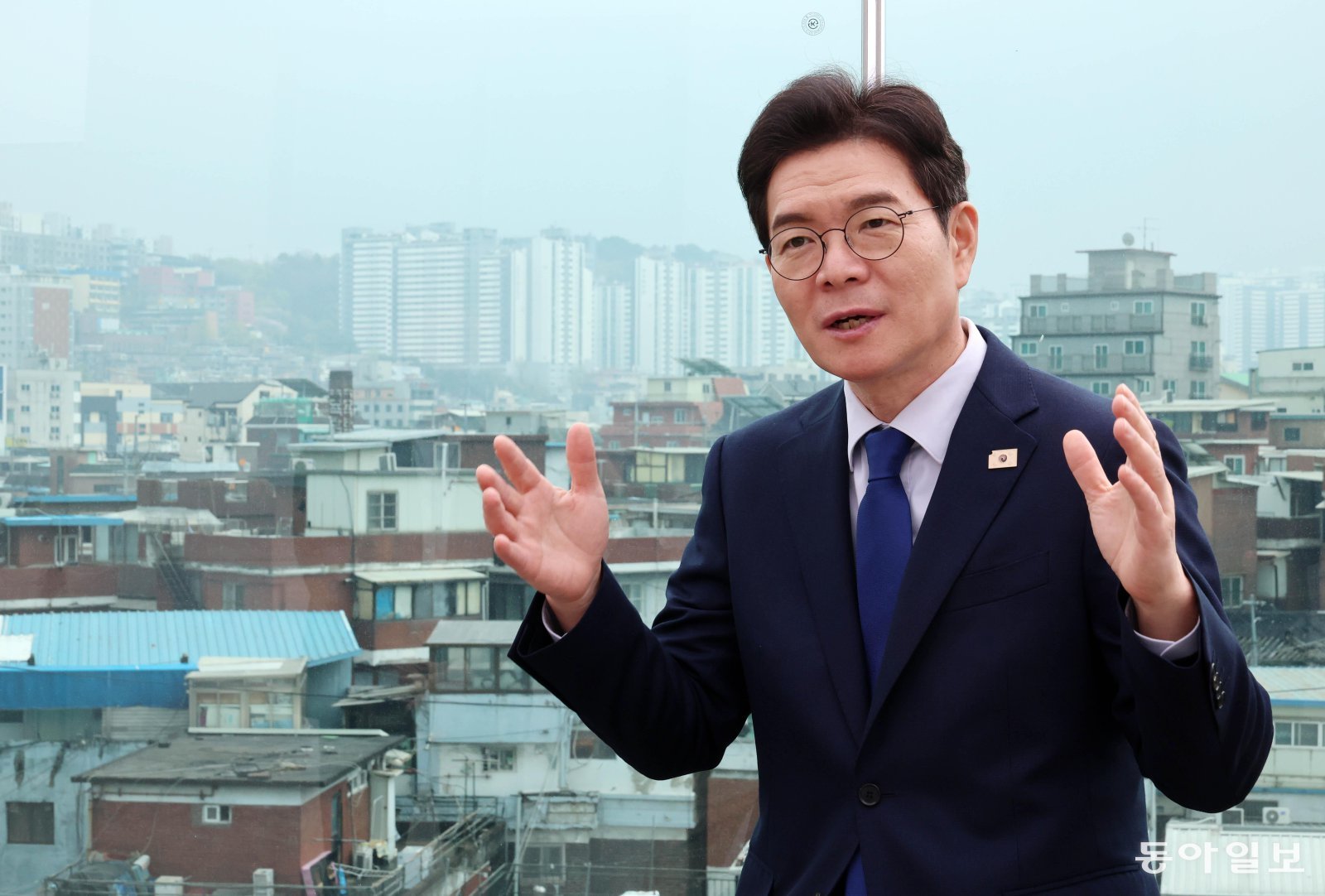 더불어민주당 정원오 서울시장 후보가 10일 서울 중구 신당동 선거캠프 옥상에서 주택 공급 대책에 대해 설명하고 있다. 정 후보 뒤로는 2021년 8월 오세훈 서울시장이 ‘신속통합기획’ 1호 대상지로 선정한 신당10구역의 모습이 보인다. 전영한 기자 scoopjyh@donga.com