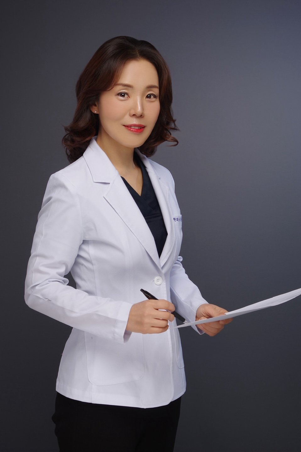 황지영 원장이 한의사 가운을 입고 포즈를 취했다. 황지영 원장 제공
