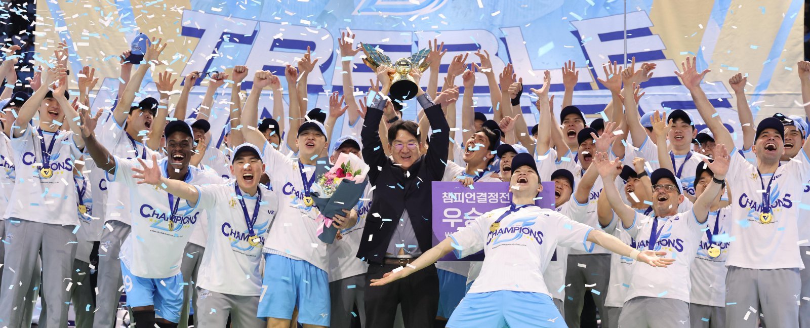 대한항공 “우리 기쁜 우승 날”
한국배구연맹(KOVO) 총재이자 프로배구 남자부 대한항공 구단주인 조원태 한진그룹 회장(가운데)이 10일 2025∼2026시즌 V리그 남자부 챔피언에 오른 대한항공 선수들과 함께 우승 트로피를 들어올리며 기뻐하고 있다. 대한항공은 이날 안방인 인천 계양체육관에서 열린 챔피언 결정 5차전에서 현대캐피탈을 3-1로 꺾고 ‘트레블’을 달성했다. 인천=뉴스1